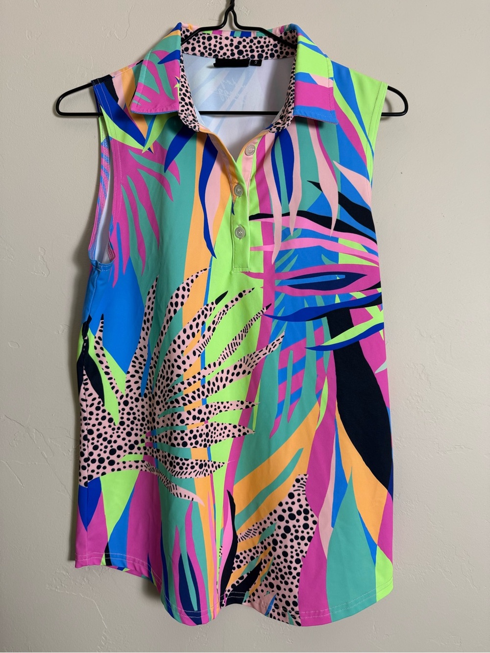 Sunday Swagger Vibrant Tropical Print Sleeveless Golf Polo Top - Multicolor